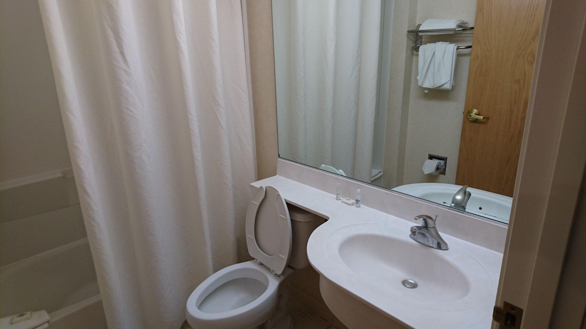 Microtel Inn & Suites by Wyndham Chihuahua Bagian luar foto