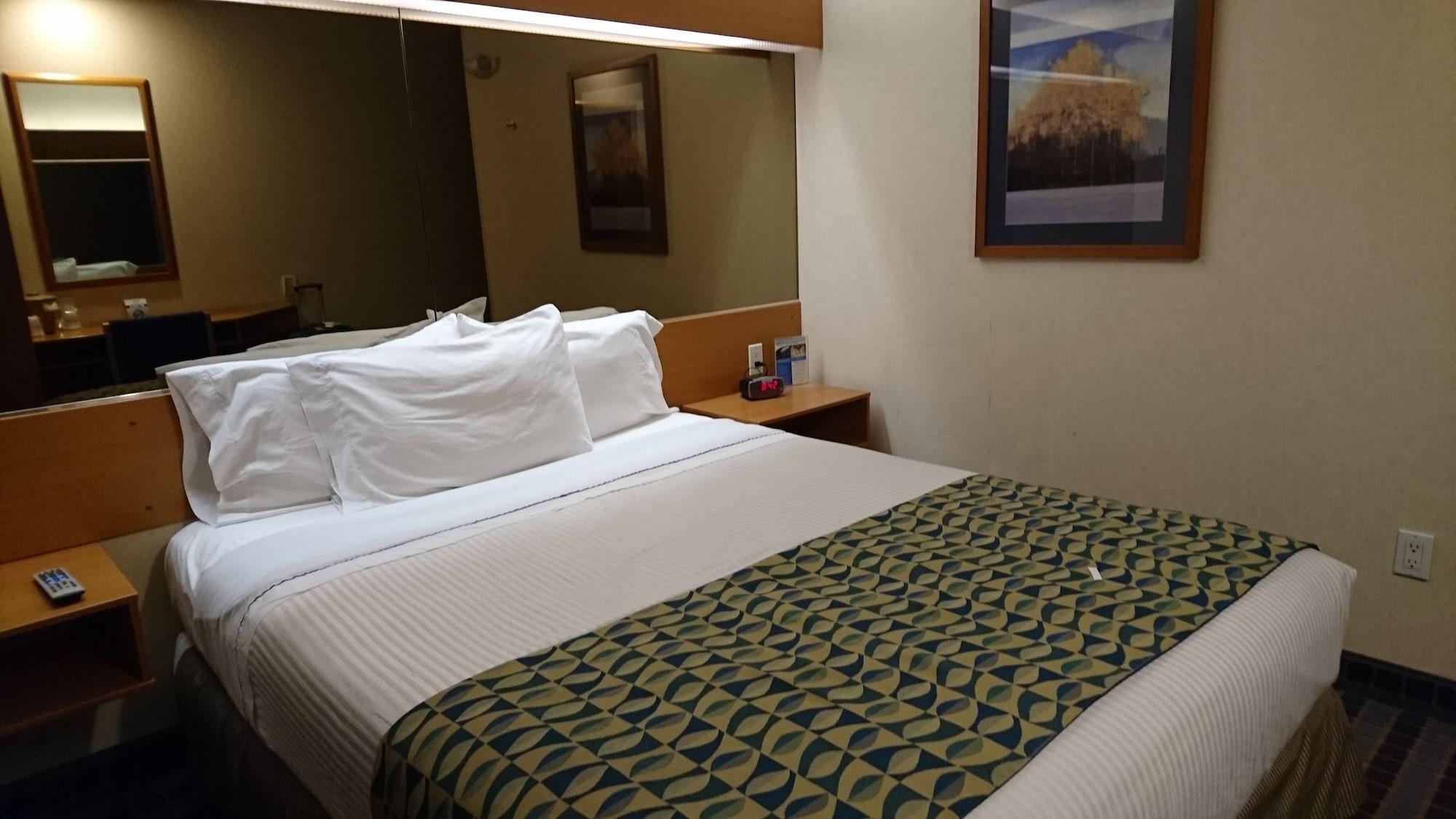 Microtel Inn & Suites by Wyndham Chihuahua Bagian luar foto