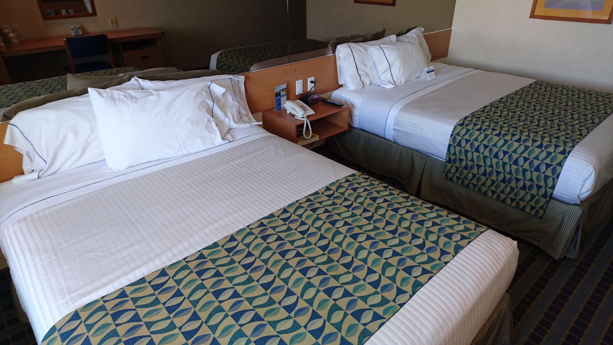 Microtel Inn & Suites by Wyndham Chihuahua Bagian luar foto