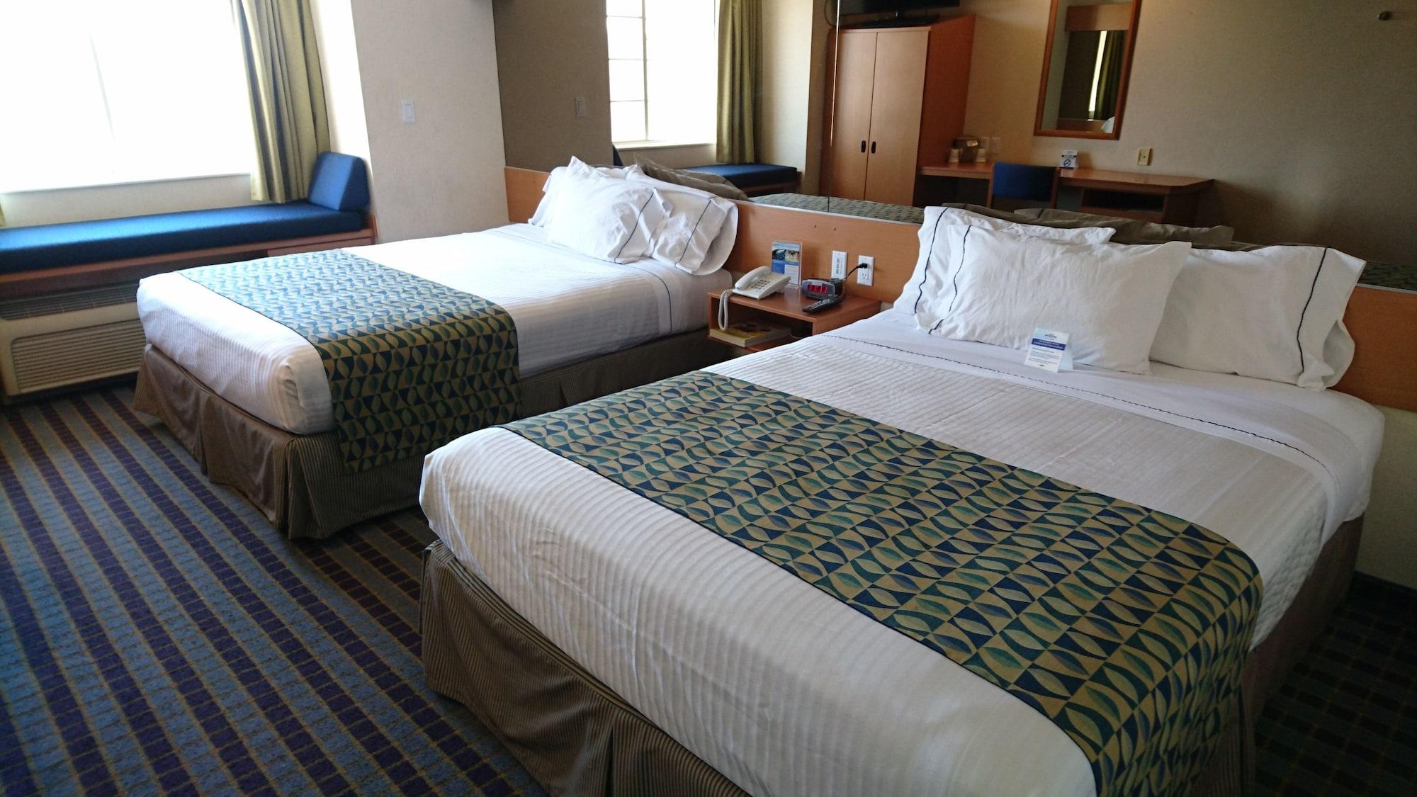 Microtel Inn & Suites by Wyndham Chihuahua Bagian luar foto