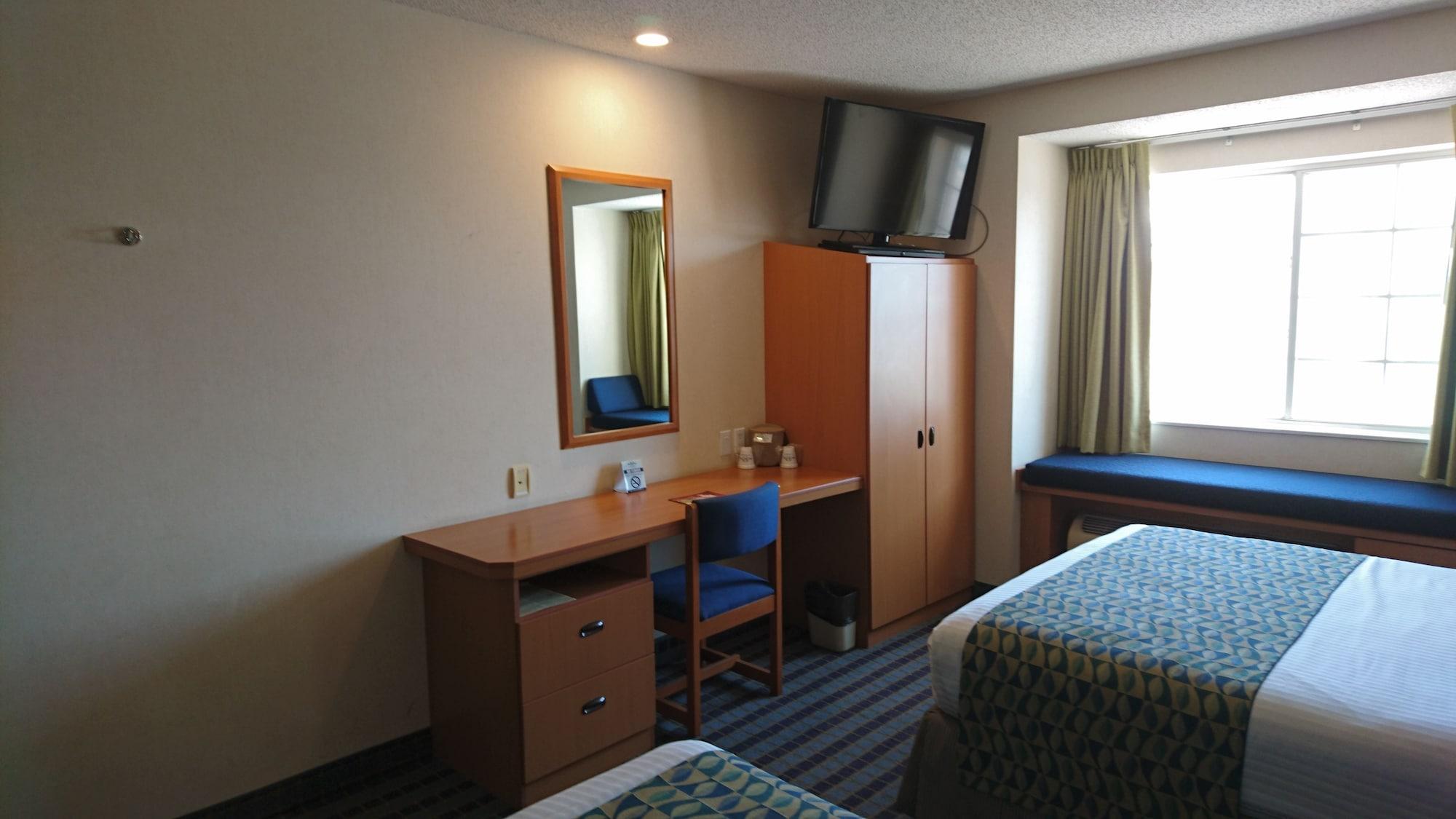 Microtel Inn & Suites by Wyndham Chihuahua Bagian luar foto