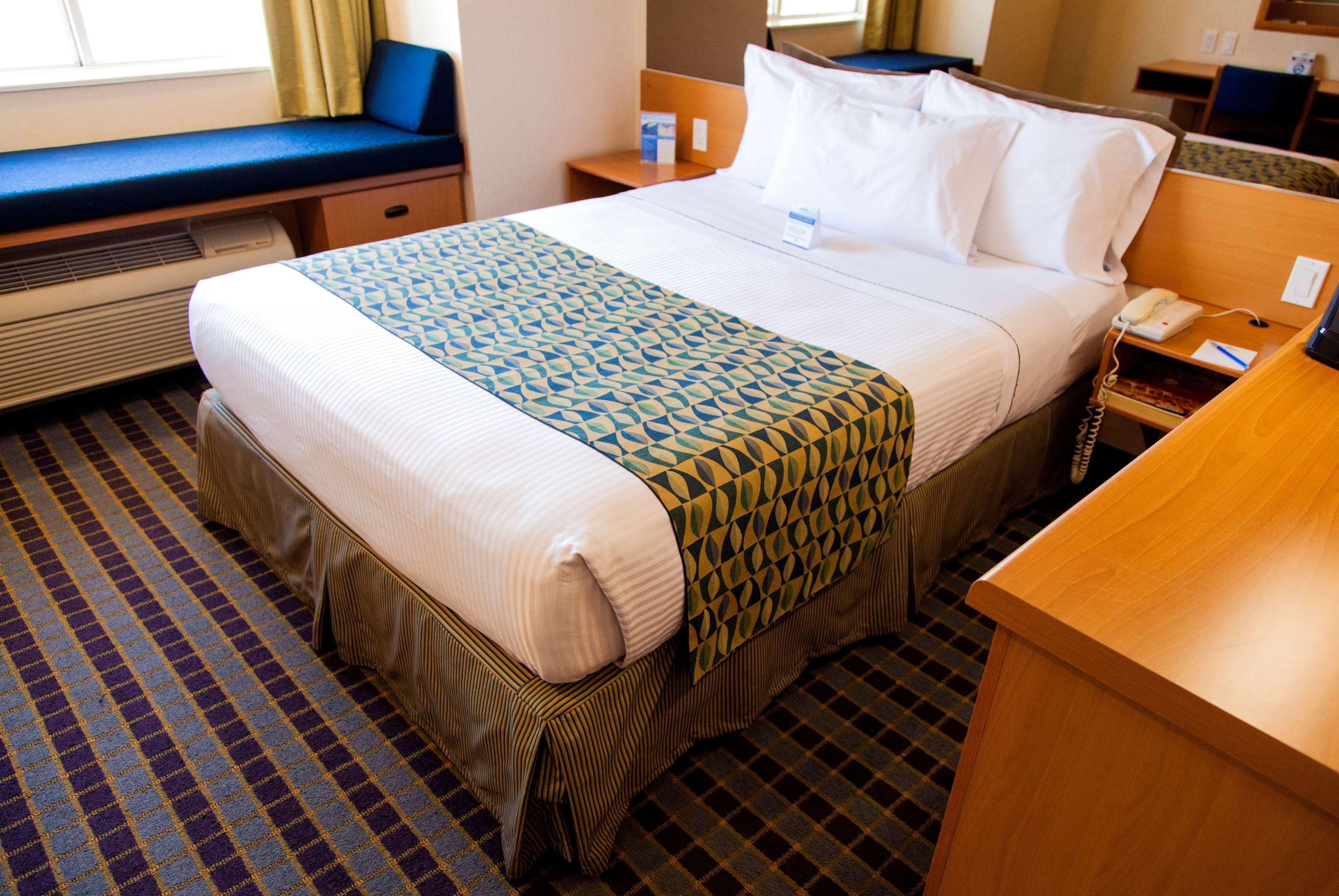 Microtel Inn & Suites by Wyndham Chihuahua Bagian luar foto
