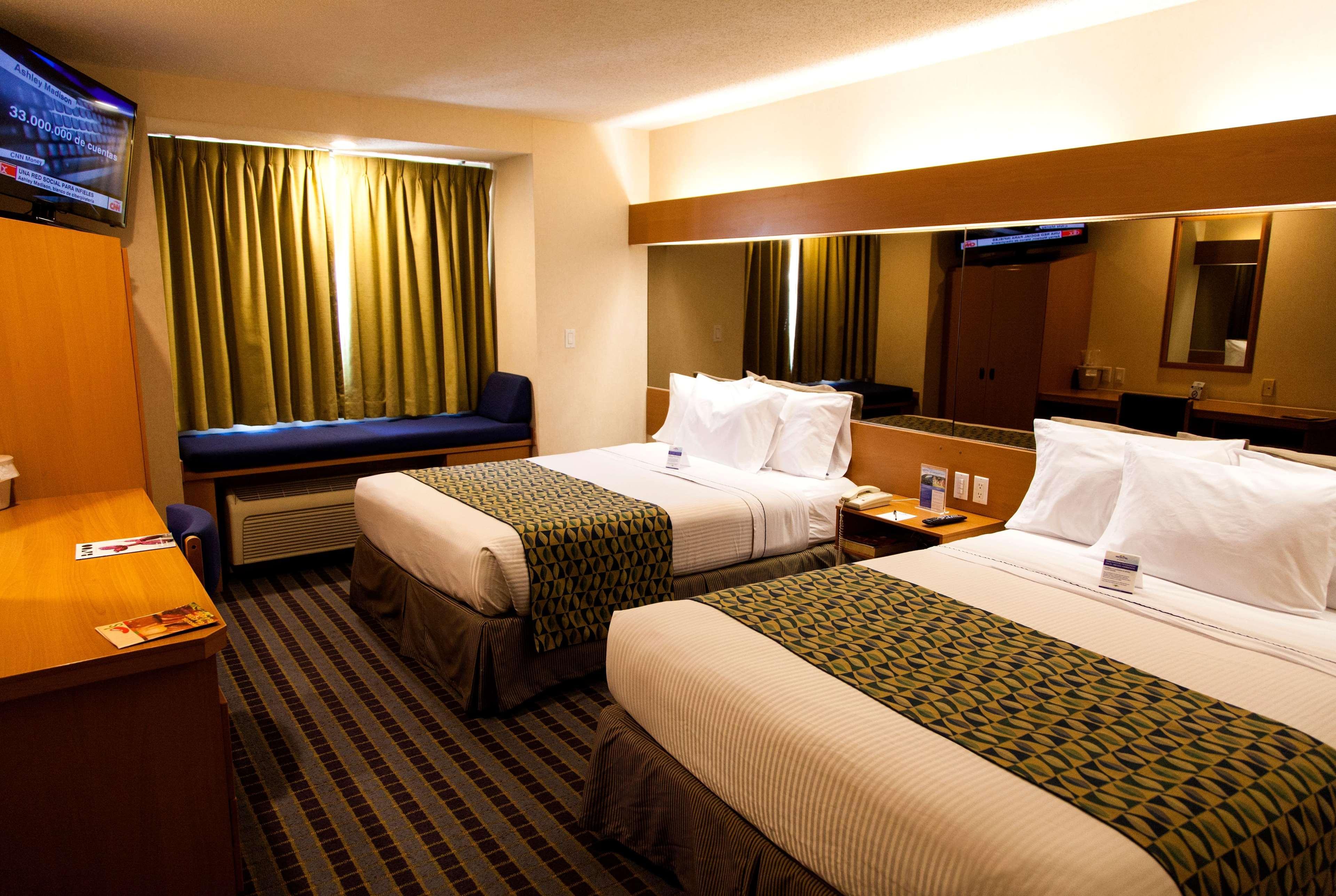 Microtel Inn & Suites by Wyndham Chihuahua Bagian luar foto