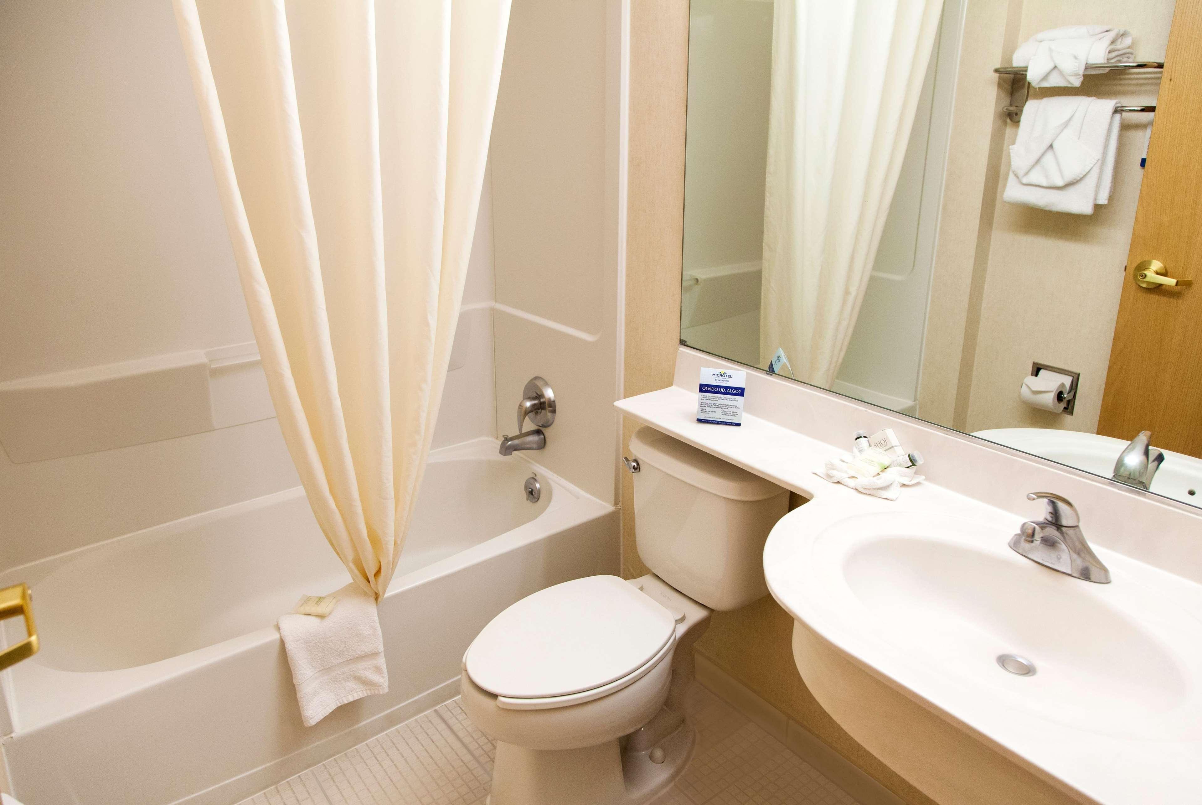 Microtel Inn & Suites by Wyndham Chihuahua Bagian luar foto