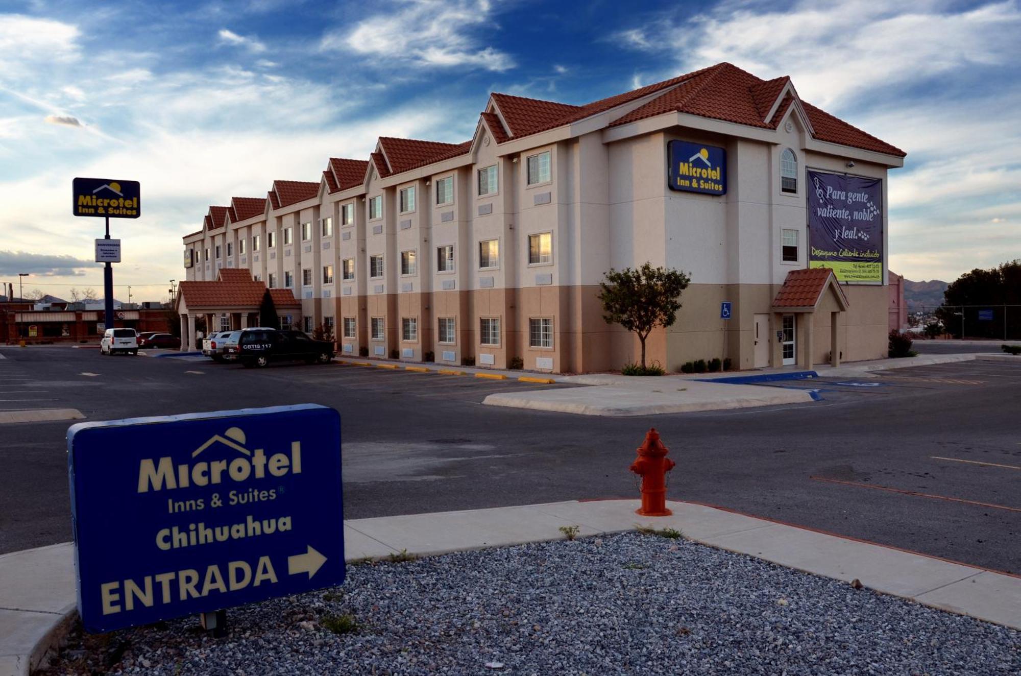 Microtel Inn & Suites by Wyndham Chihuahua Bagian luar foto