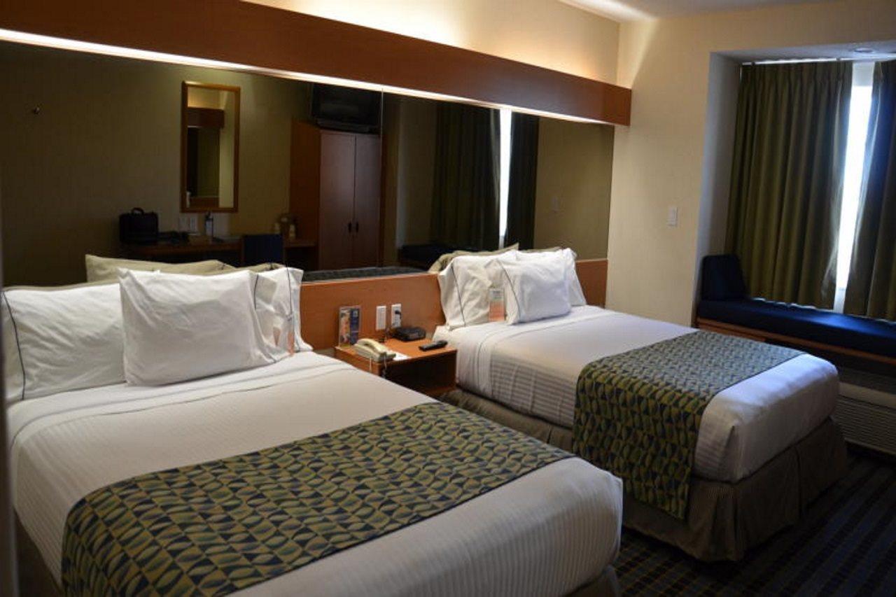 Microtel Inn & Suites by Wyndham Chihuahua Bagian luar foto