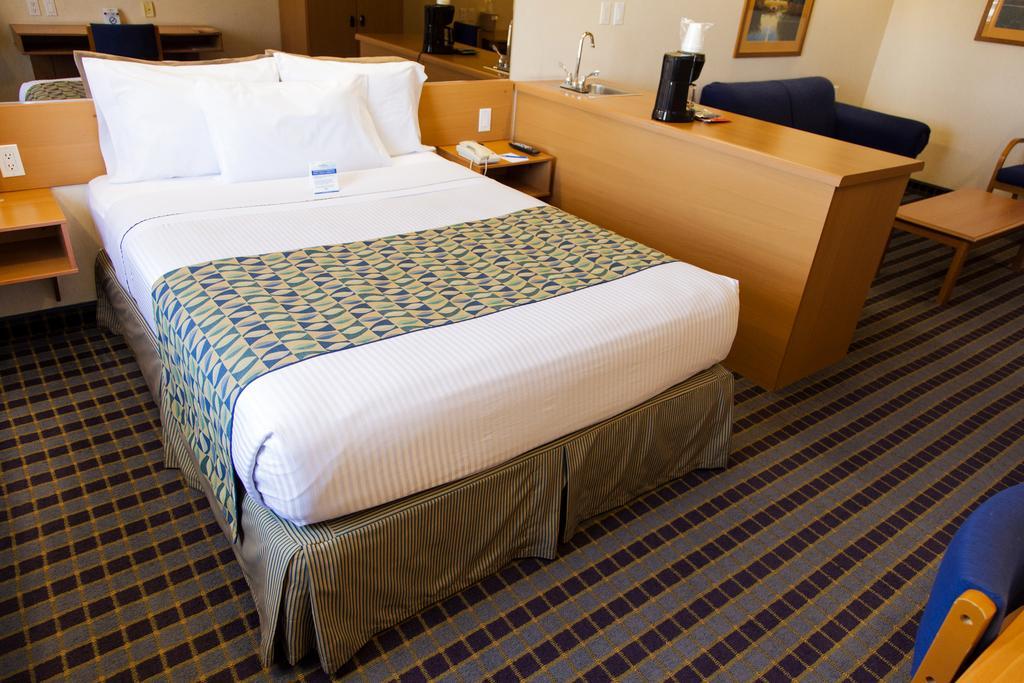 Microtel Inn & Suites by Wyndham Chihuahua Bagian luar foto