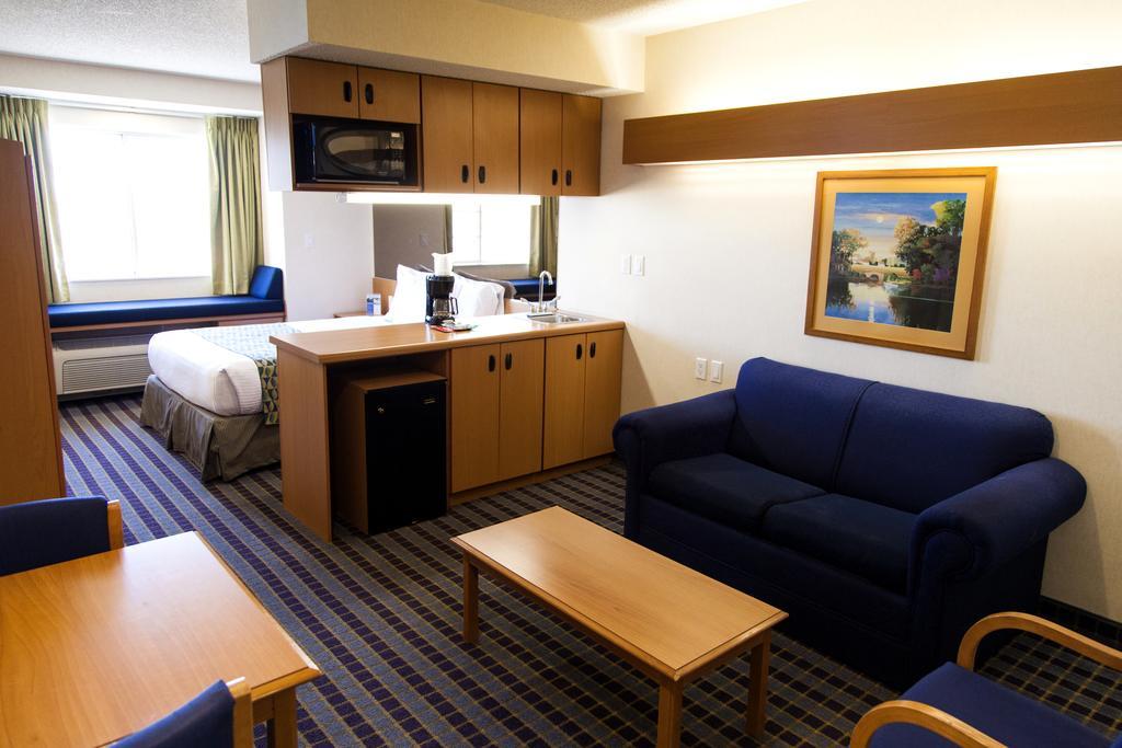 Microtel Inn & Suites by Wyndham Chihuahua Bagian luar foto