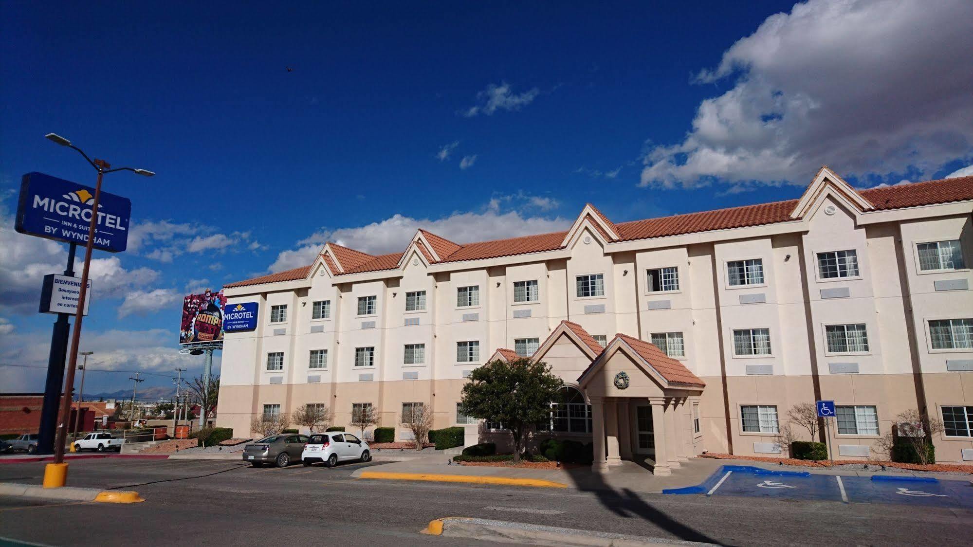 Microtel Inn & Suites by Wyndham Chihuahua Bagian luar foto