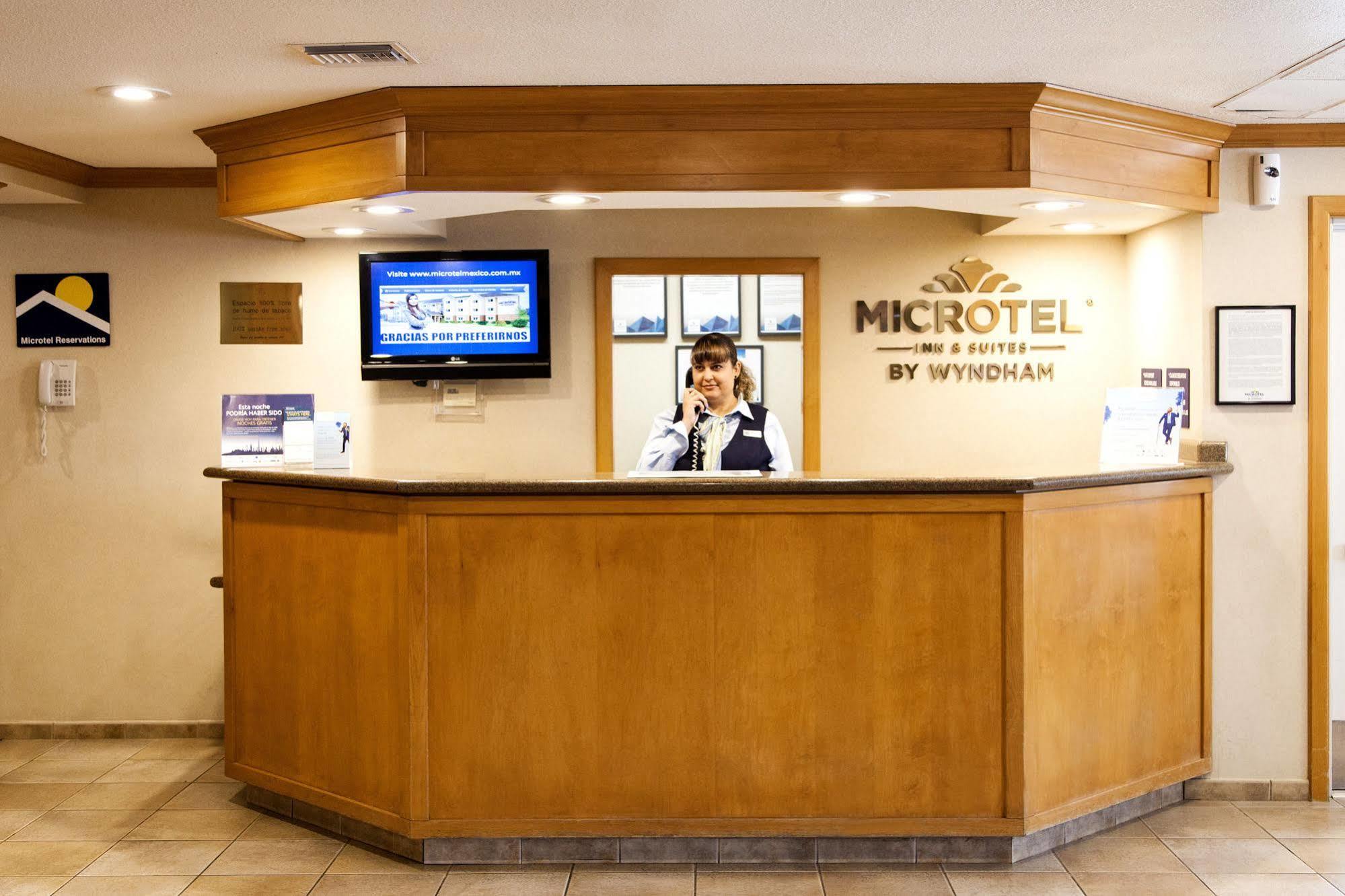 Microtel Inn & Suites by Wyndham Chihuahua Bagian luar foto