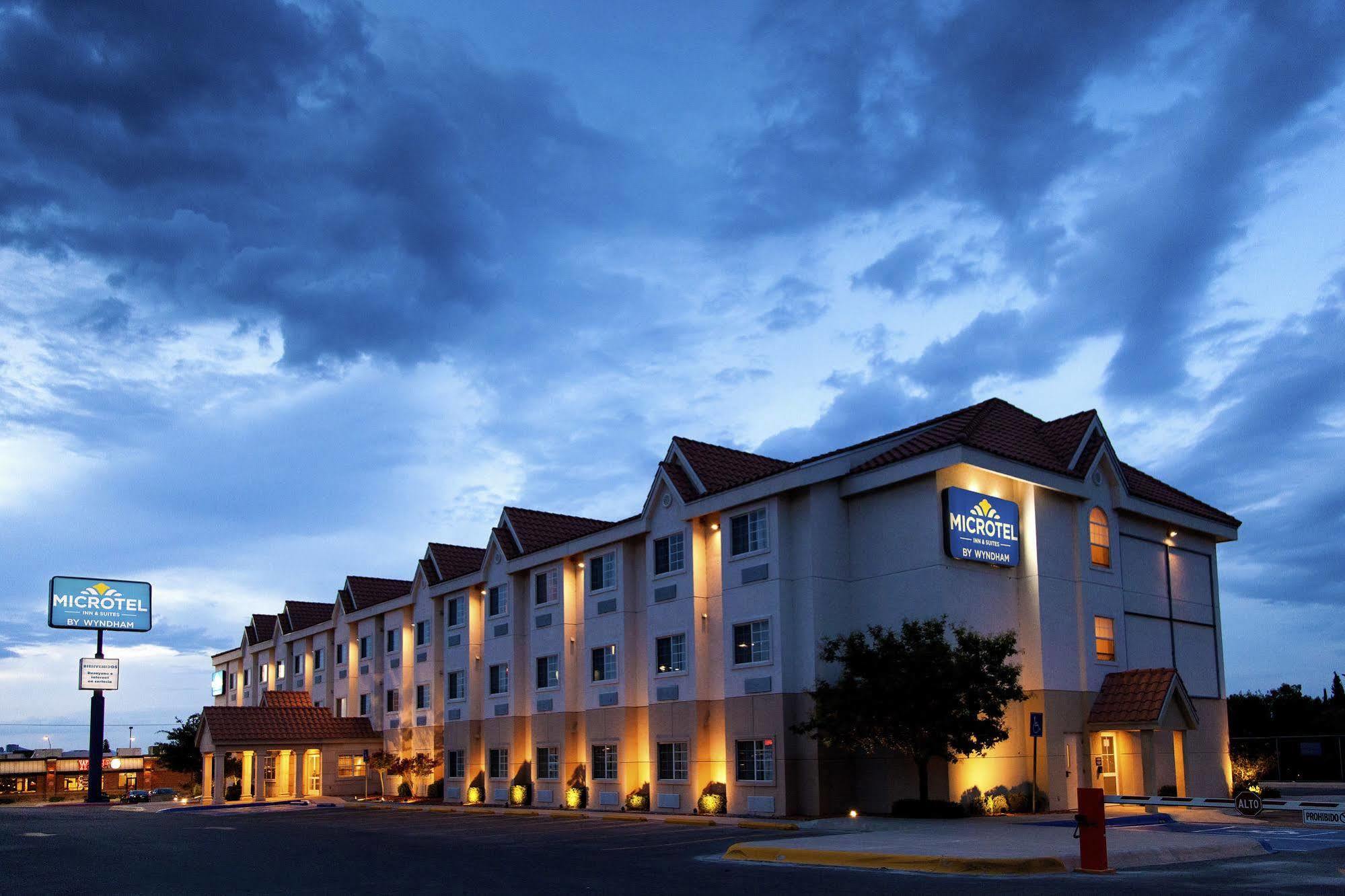 Microtel Inn & Suites by Wyndham Chihuahua Bagian luar foto