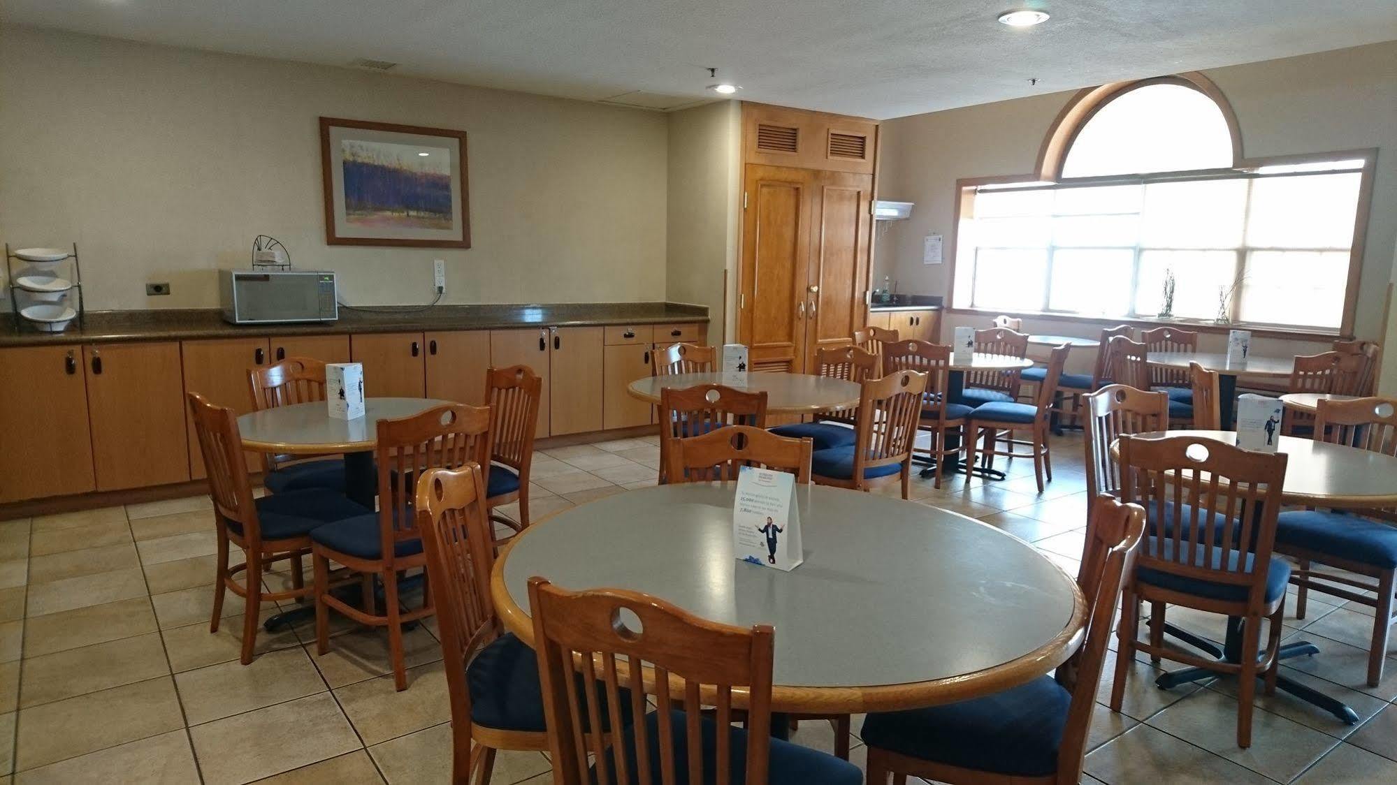 Microtel Inn & Suites by Wyndham Chihuahua Bagian luar foto